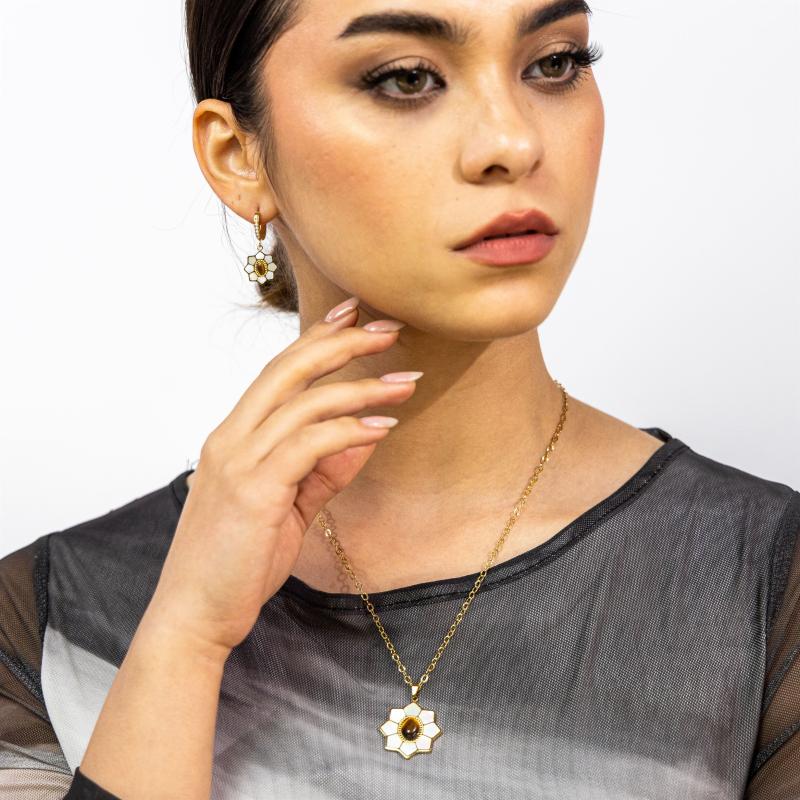 زهرة بتلات بيضاء مع حجر عين النمر