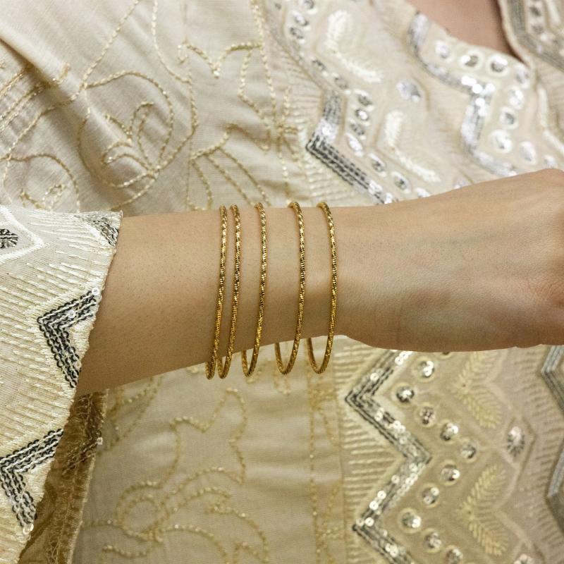 طقم 5 أساور بتصميم ناعم مصنوع بعناية