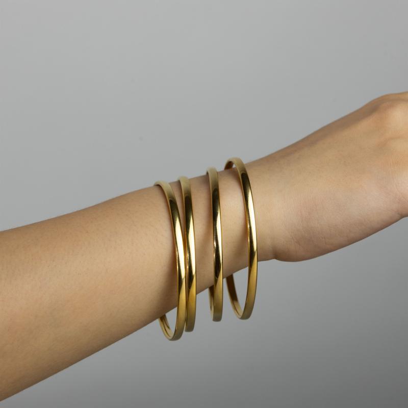 طقم 4 أساور ذهبية عريضة بشكل بيضاوي