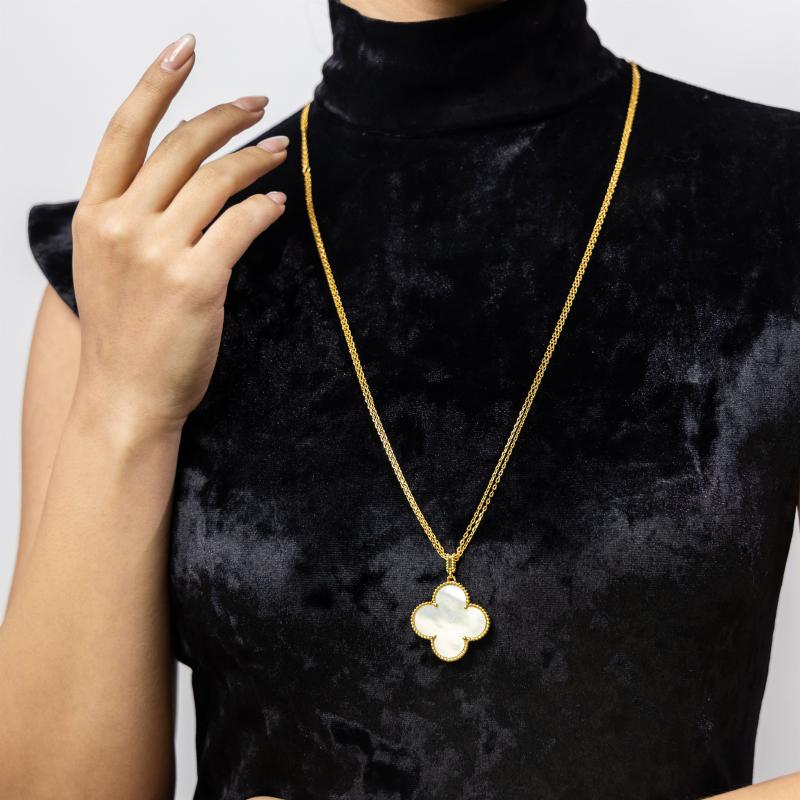 قلادة طويلة مزدوجة الخط 1F مستوحاة من تصميم VCA