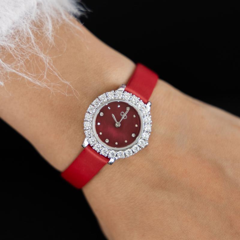 ساعة باريس بوتيك دائرية بالألماس مع جلد أحمر معدني