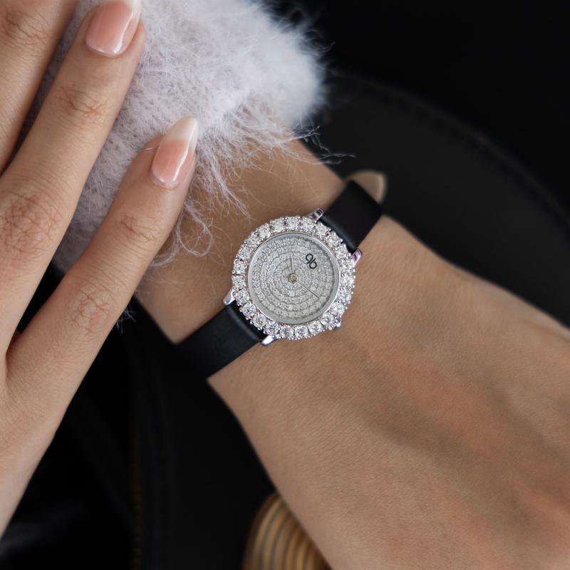 ساعة باريس بوتيك دائرية بالألماس مع جلد أسود