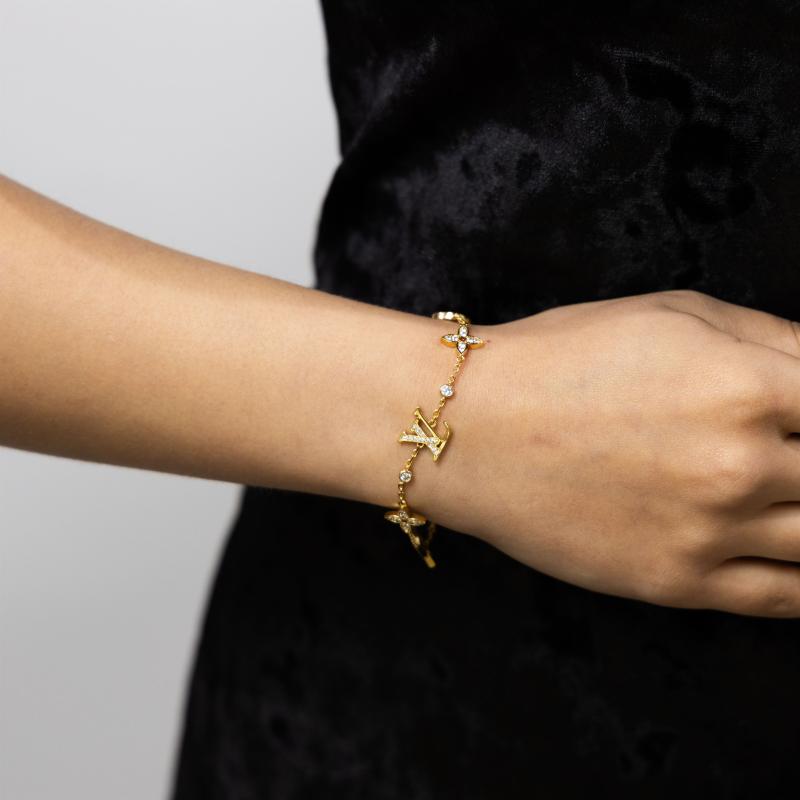 سوار شعار L&V مرصع بالأحجار مع تعليقات وألماس