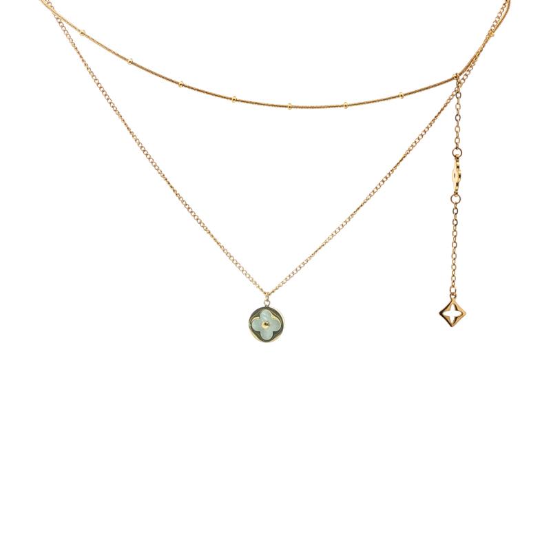 عقد النادي مع قلادة وسلسلتين مختلفتين