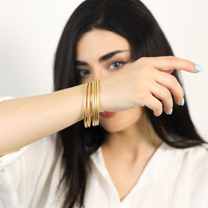 طقم 5 أساور ذهبية بلمسة مطفية