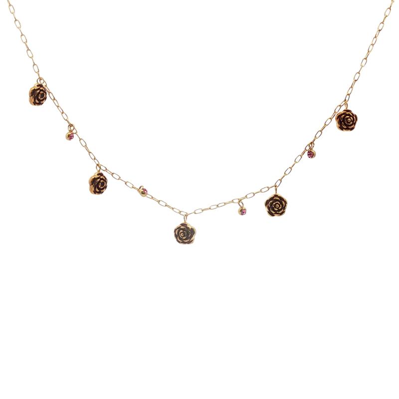 قلادة خمس وردات حمراء مزينة بأحجار وردية