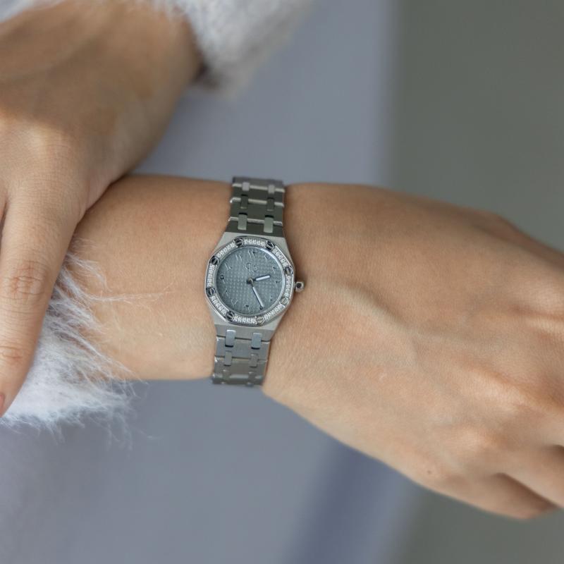 ساعة باريس بوتيك ميني ثمانية الأضلاع مرصعة بالأحجار (أرقام عربية)