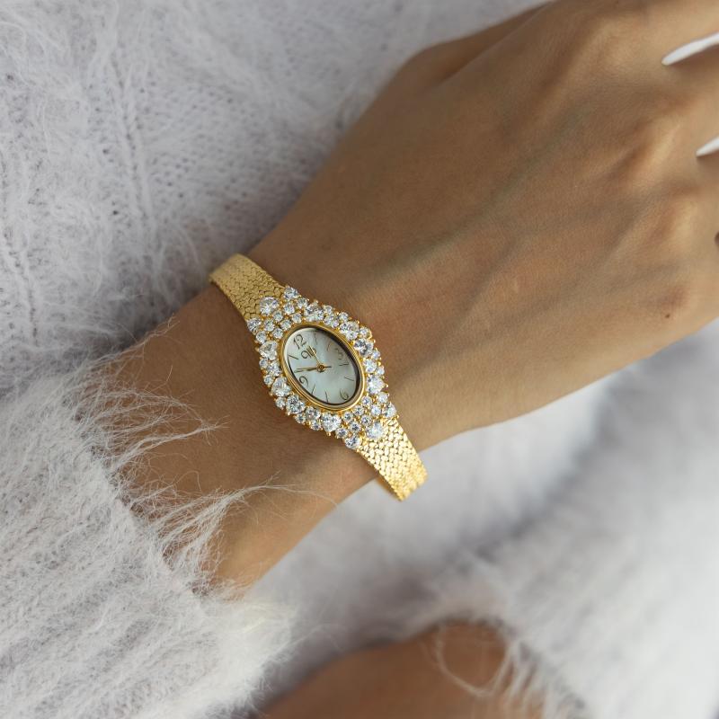 ساعة باريس بوتيك – إكسسوار ذهبي راقٍ 