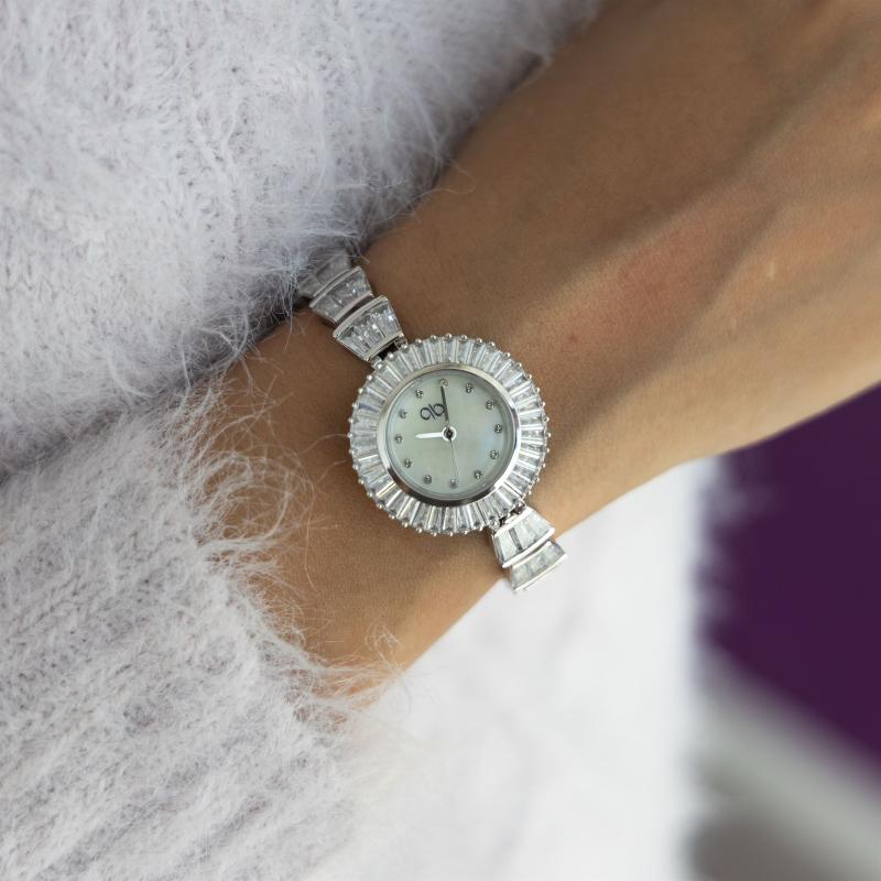 ساعة باريس بوتيك – إكسسوار فضي راقٍ