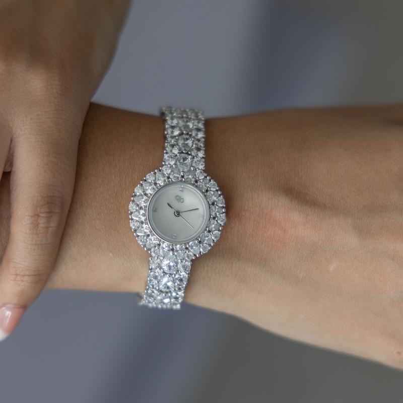 ساعة باريس بوتيك – إكسسوار فضي راقٍ