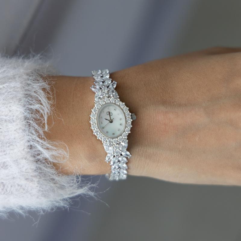 ساعة باريس بوتيك – إكسسوار فضي راقٍ