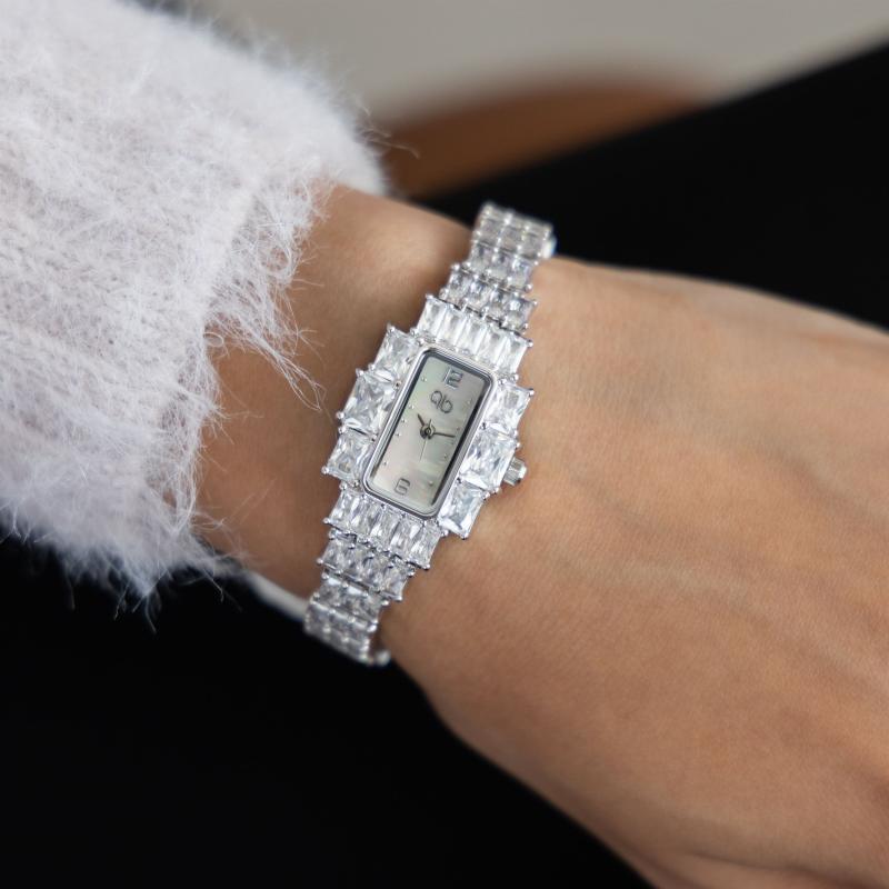 ساعة باريس بوتيك – إكسسوار فضي راقٍ