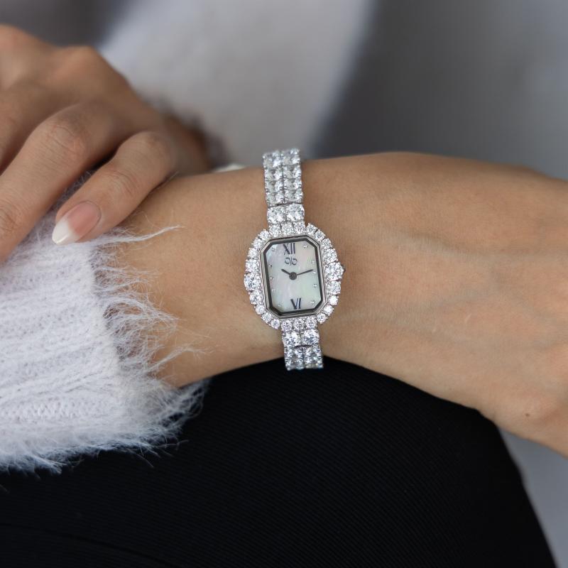 ساعة باريس بوتيك – إكسسوار فضي راقٍ