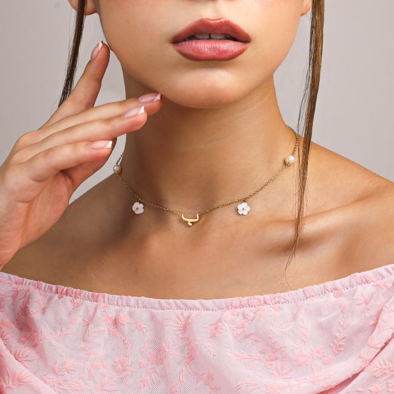 عقد الحرف العربي بلآلئ وزهور