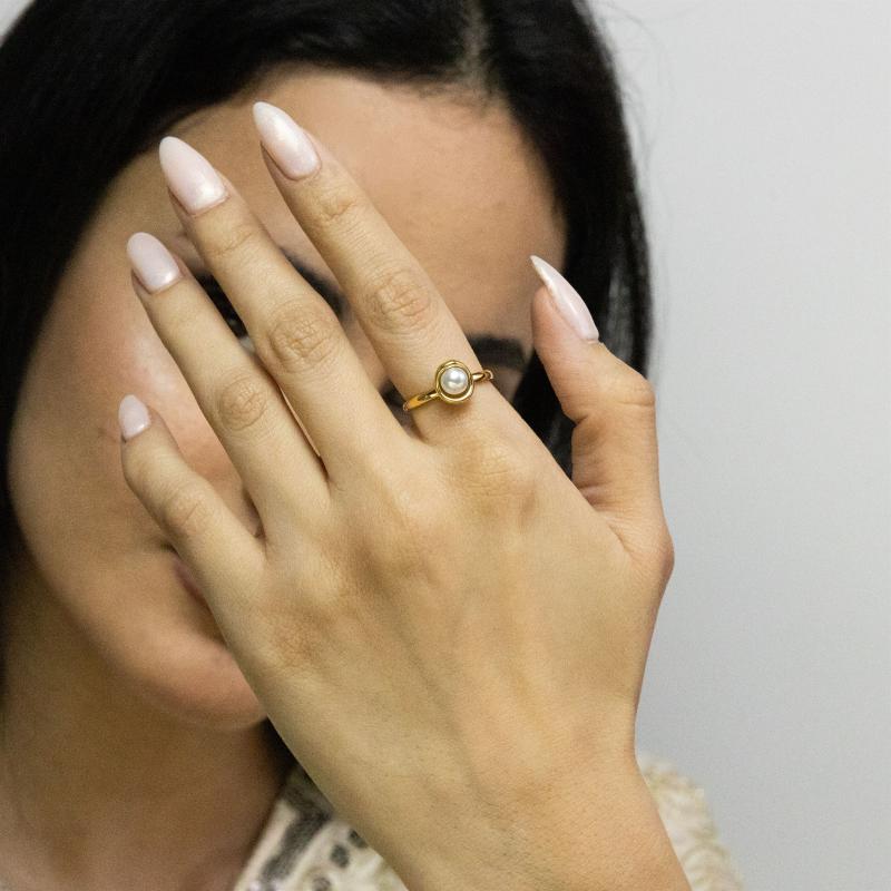 خاتم لؤلؤة محتضنة بصدفة