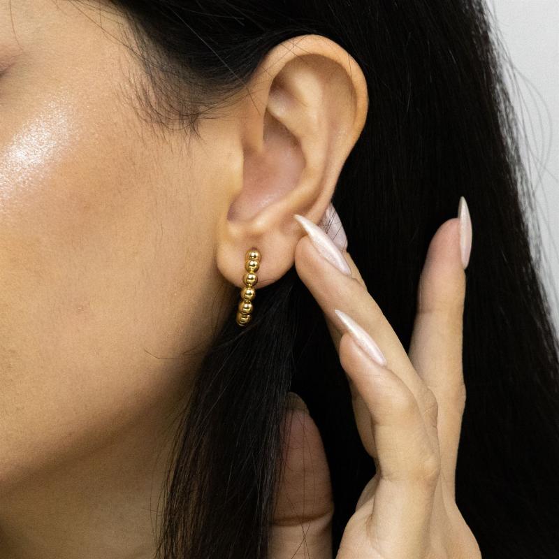 أقراط حلقية بحبات دائرية