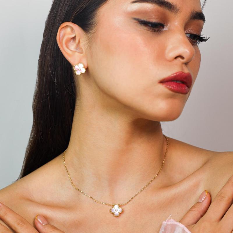 زهرة واحدة مع مسامير