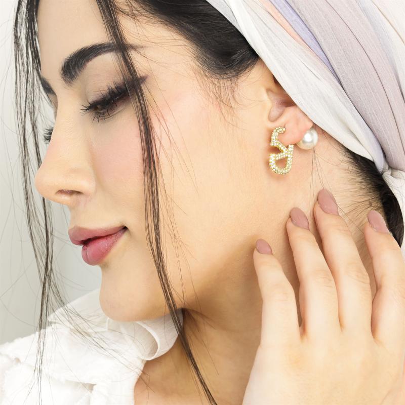 أقراط حرف V مع لؤلؤة كبيرة
